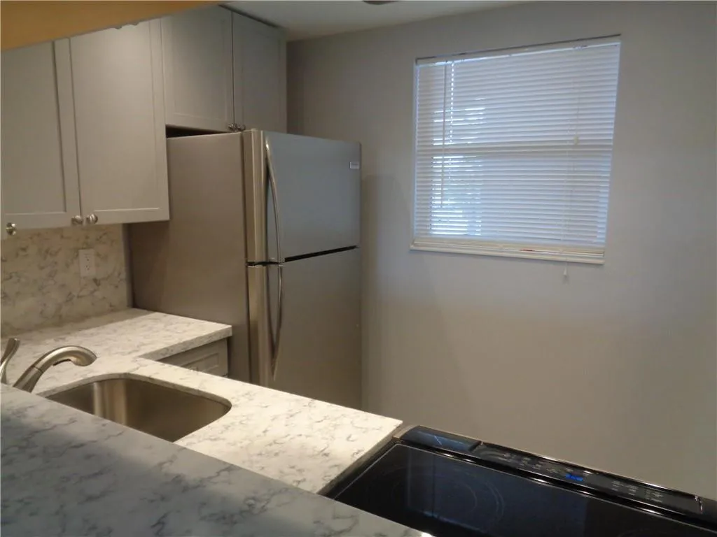 KITCHEN GRANITE COUNTER TOPS