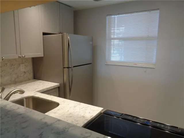 KITCHEN GRANITE COUNTER TOPS