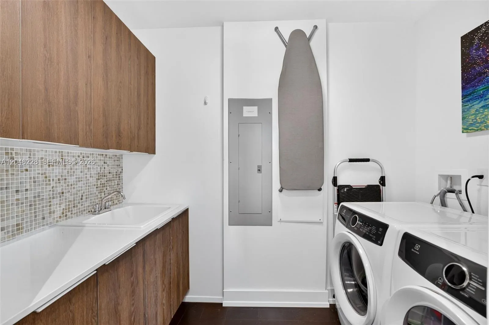 Utility room, sink & storage