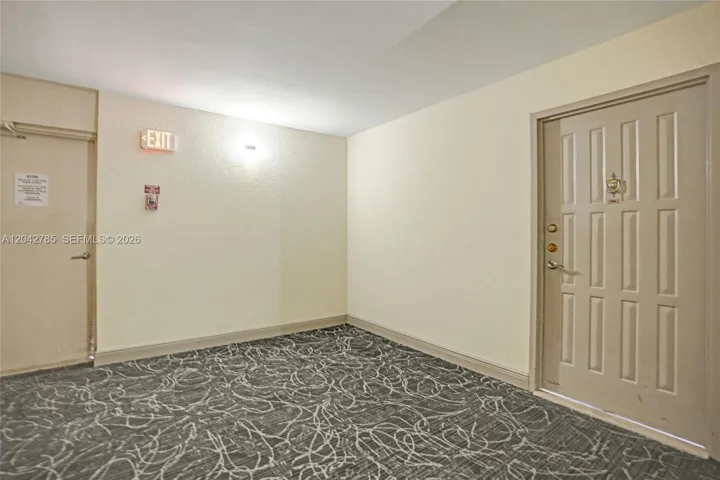Corner end unit entrance