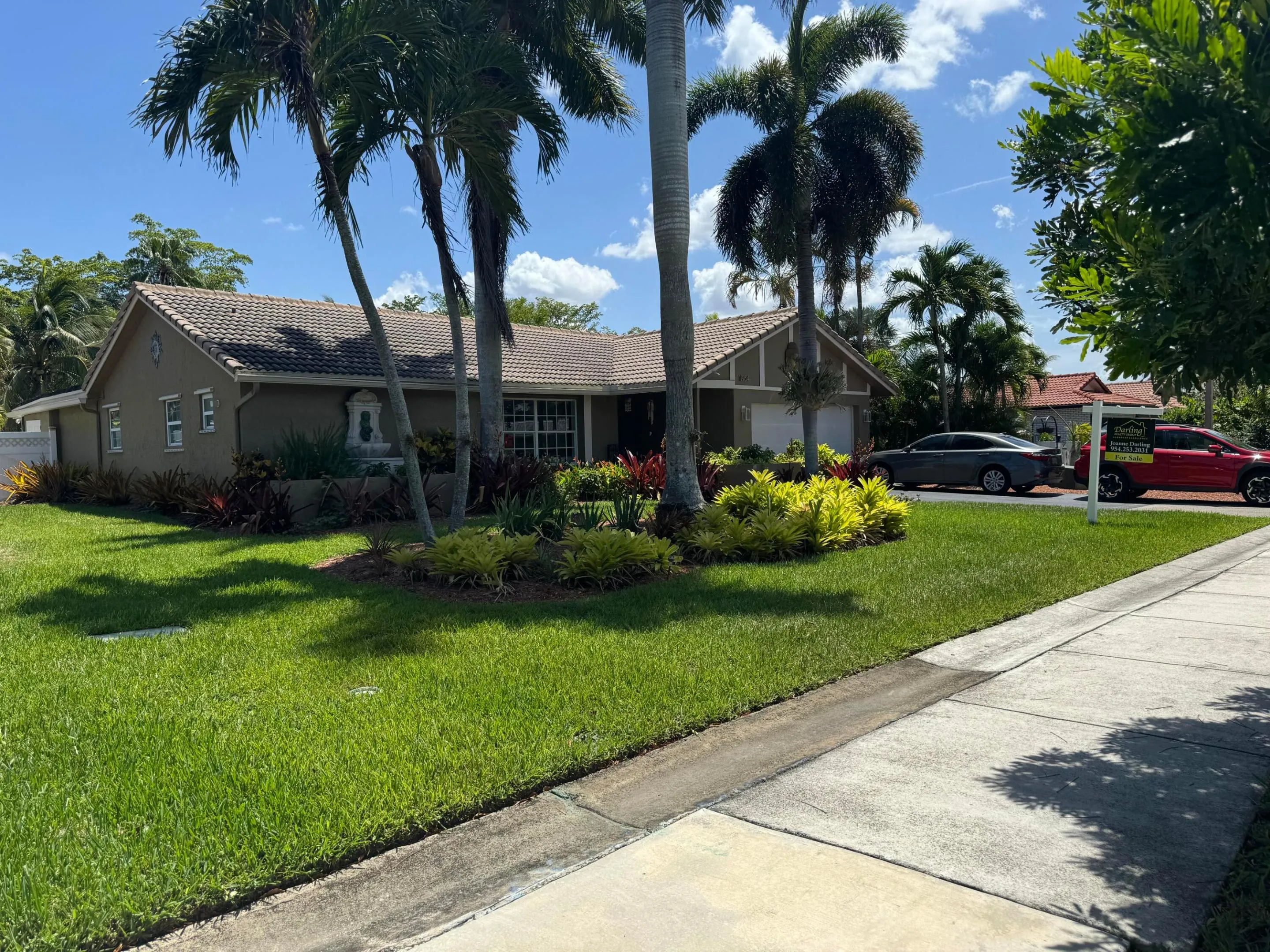 Beautiful friendly neighborhood with sidewalks