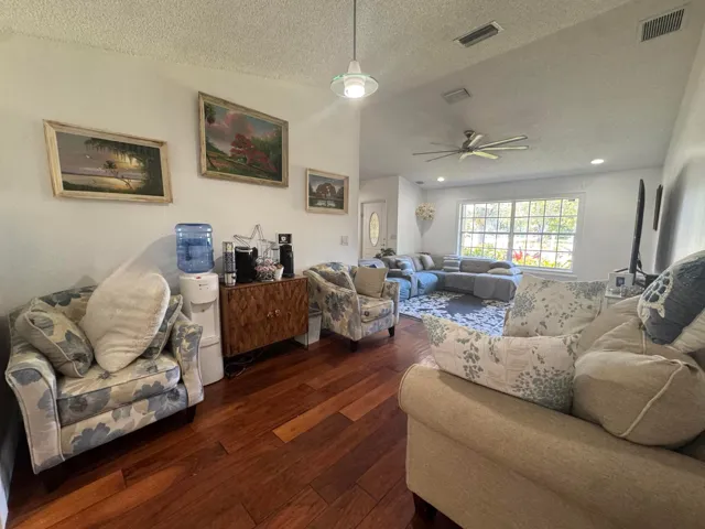 Sitting area can be formal dining room