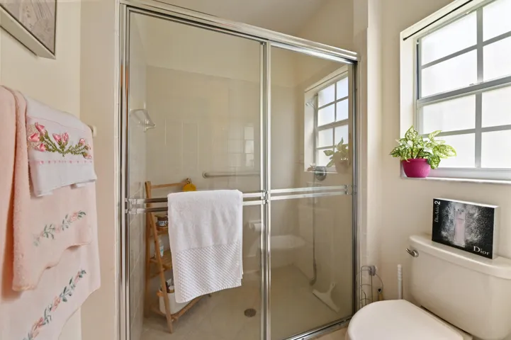 27 Bathroom 02