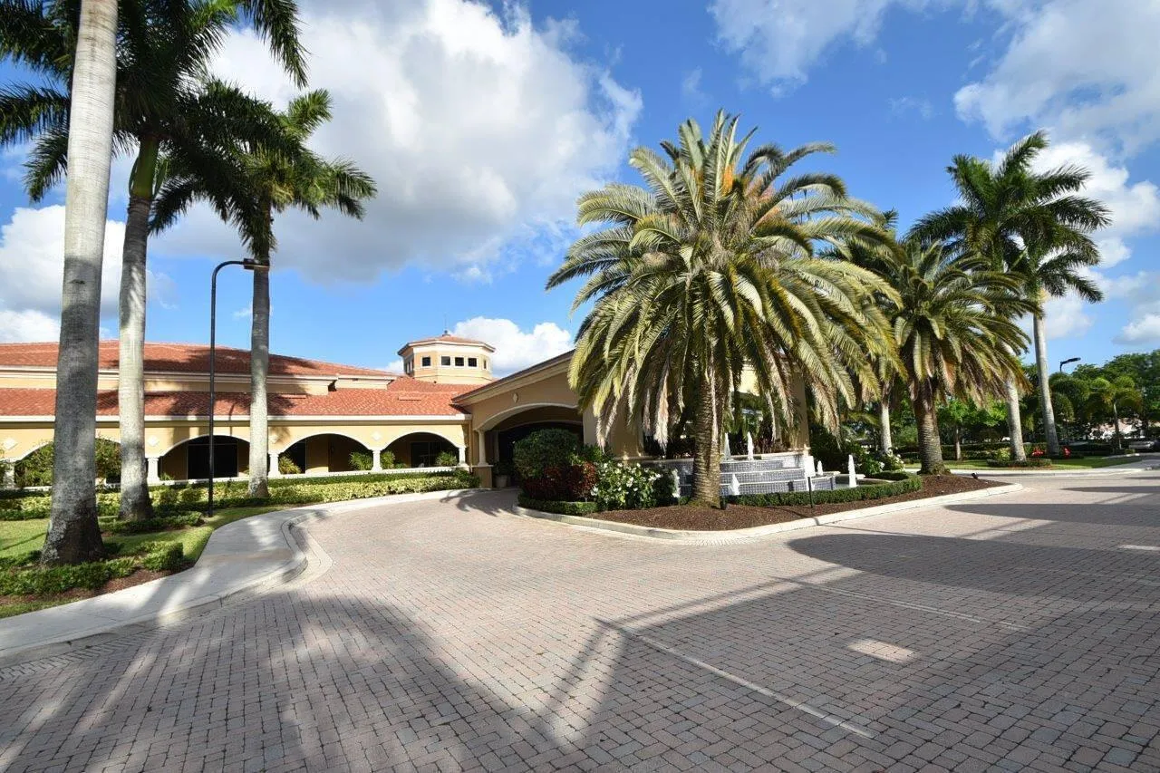 68-web-or-mls-49_valencia lakes (16)
