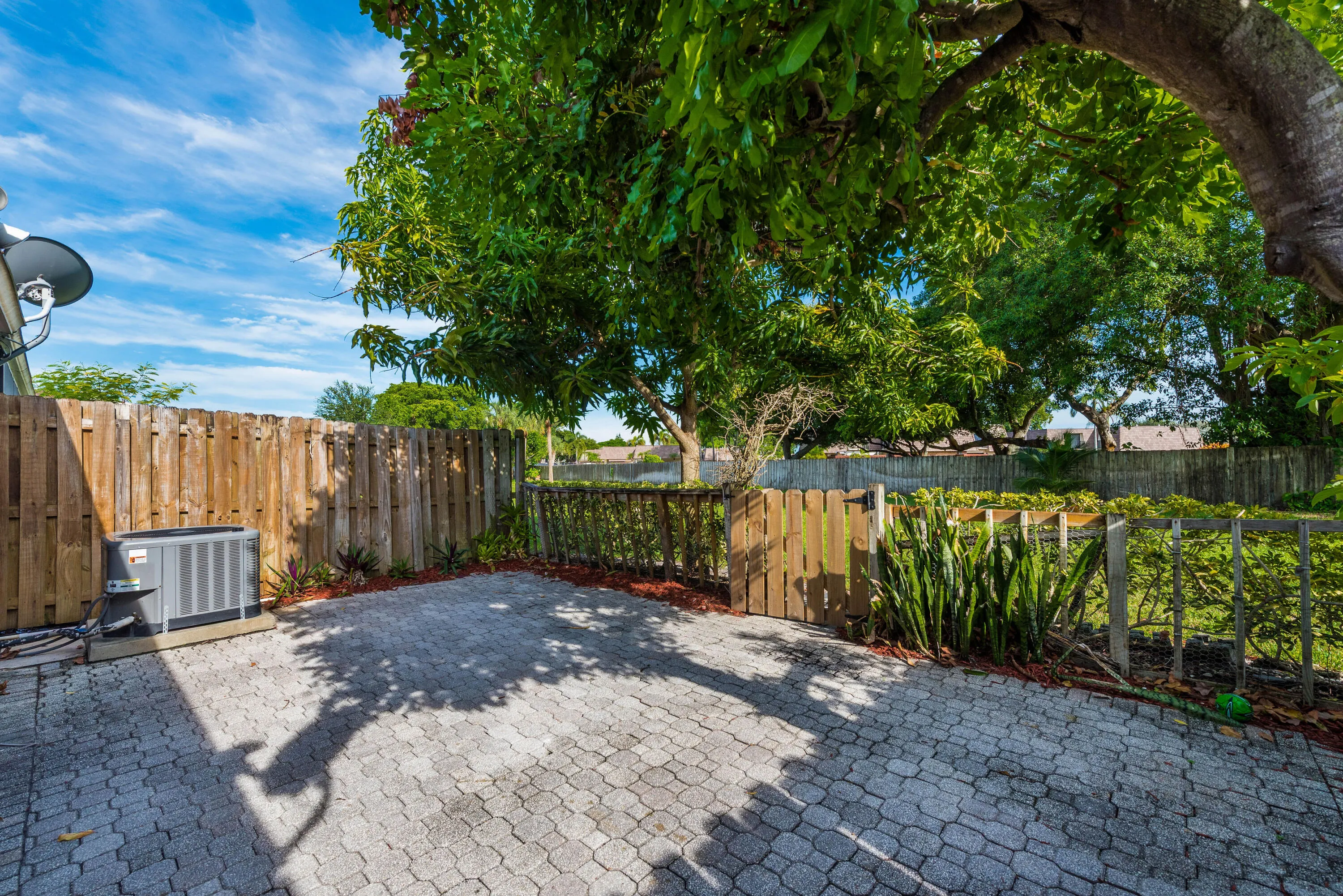 1013NW53rdStDeerfieldBeach-21