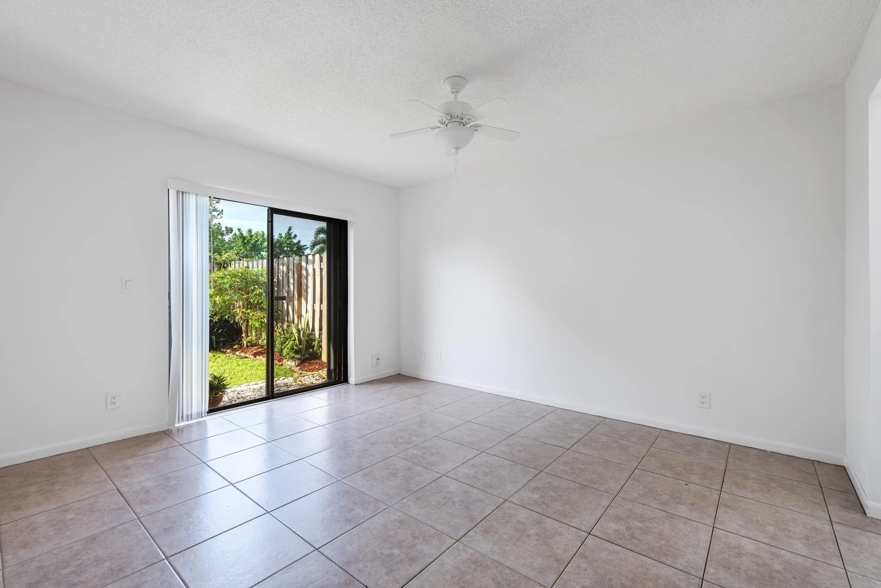 1013NW53rdStDeerfieldBeach-14