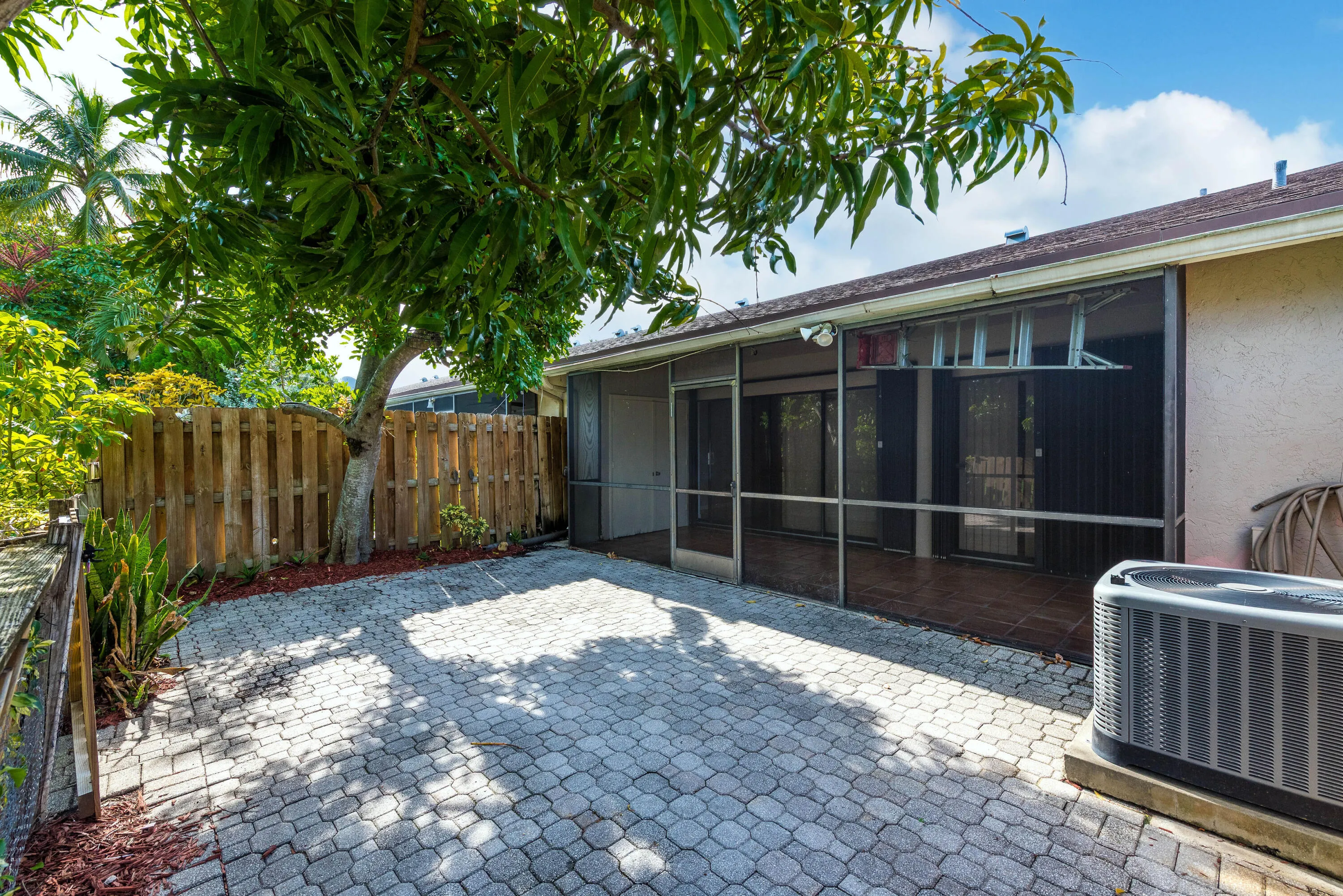 1013NW53rdStDeerfieldBeach-27