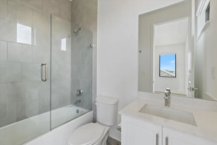 Tub/Shower combo w/ 5th bedroom 2nd floor