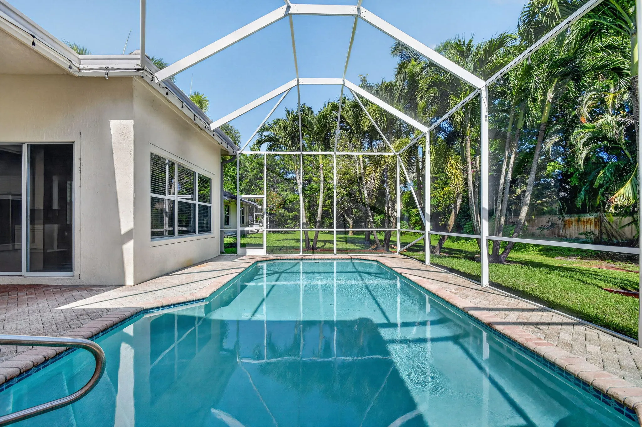 so much privacy in the pool