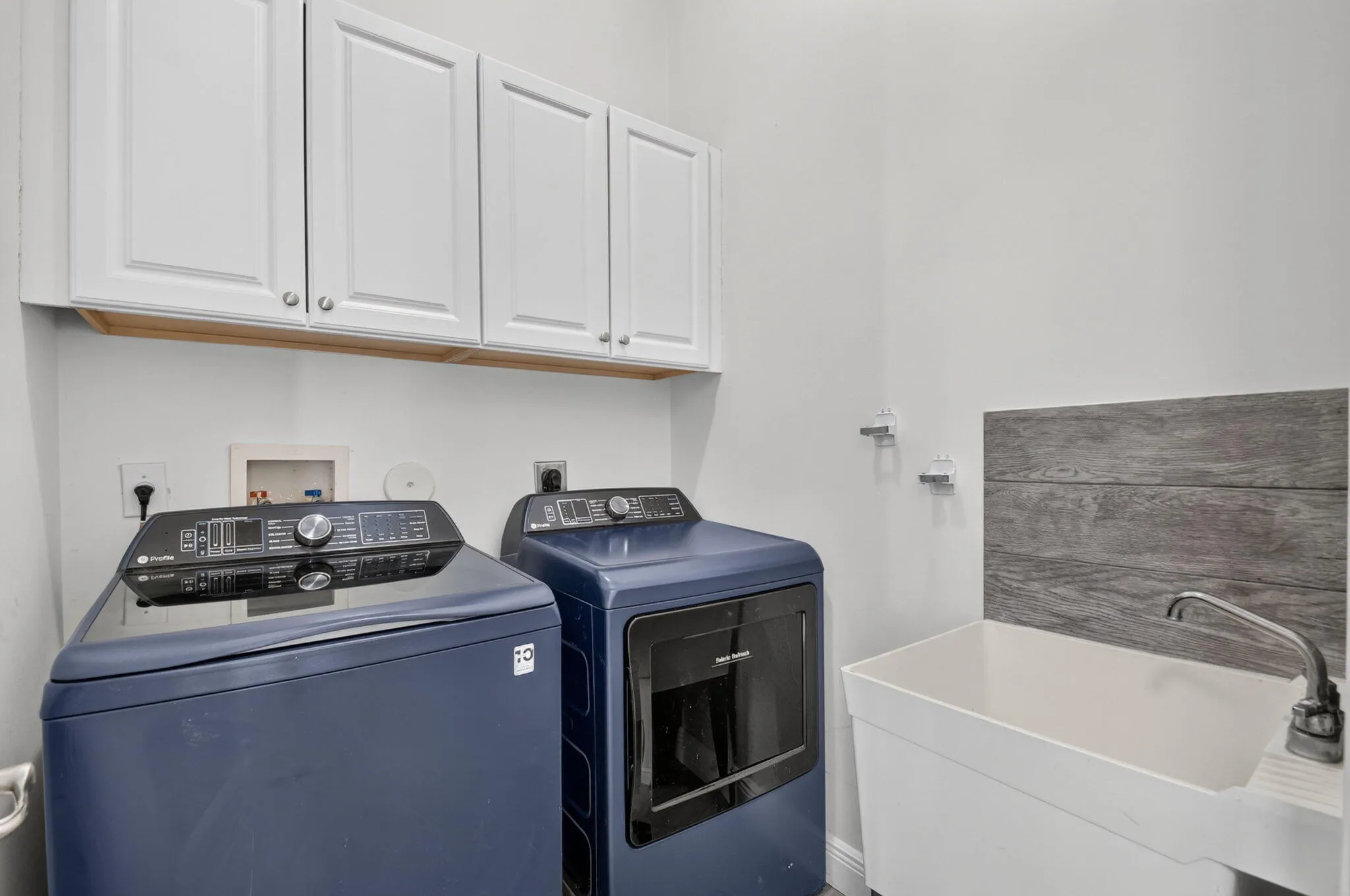 Landry room with sink