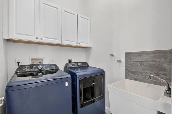 Landry room with sink