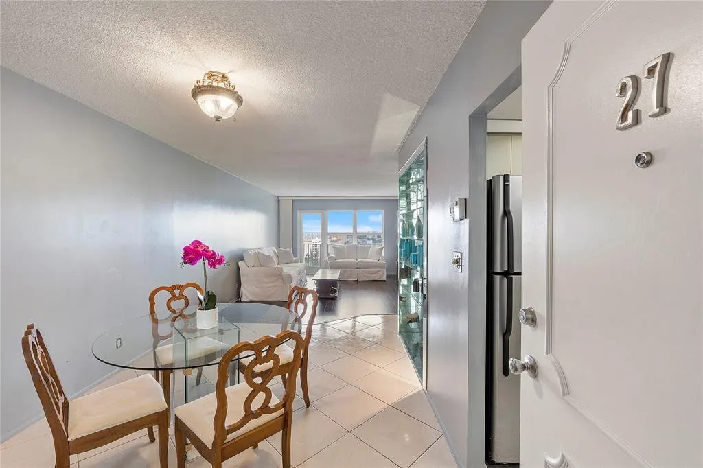 Entrance / Dining
