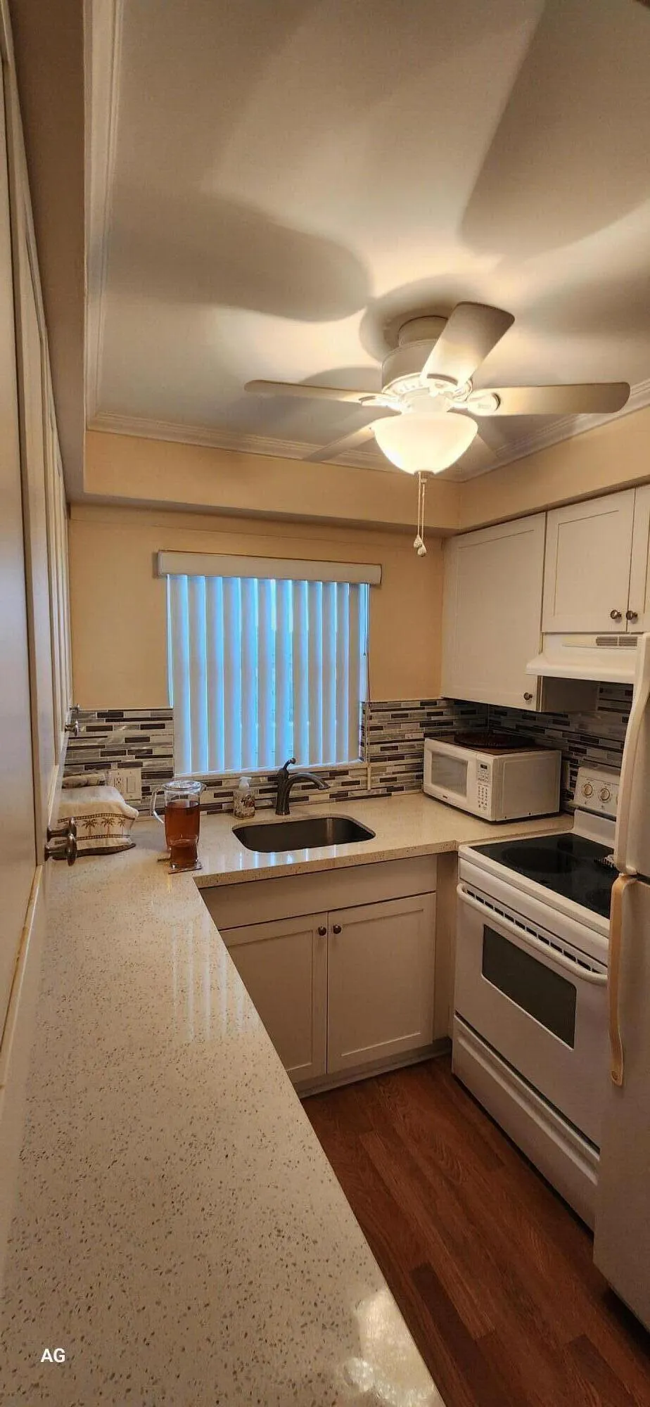 Quartz counter top white kitchen