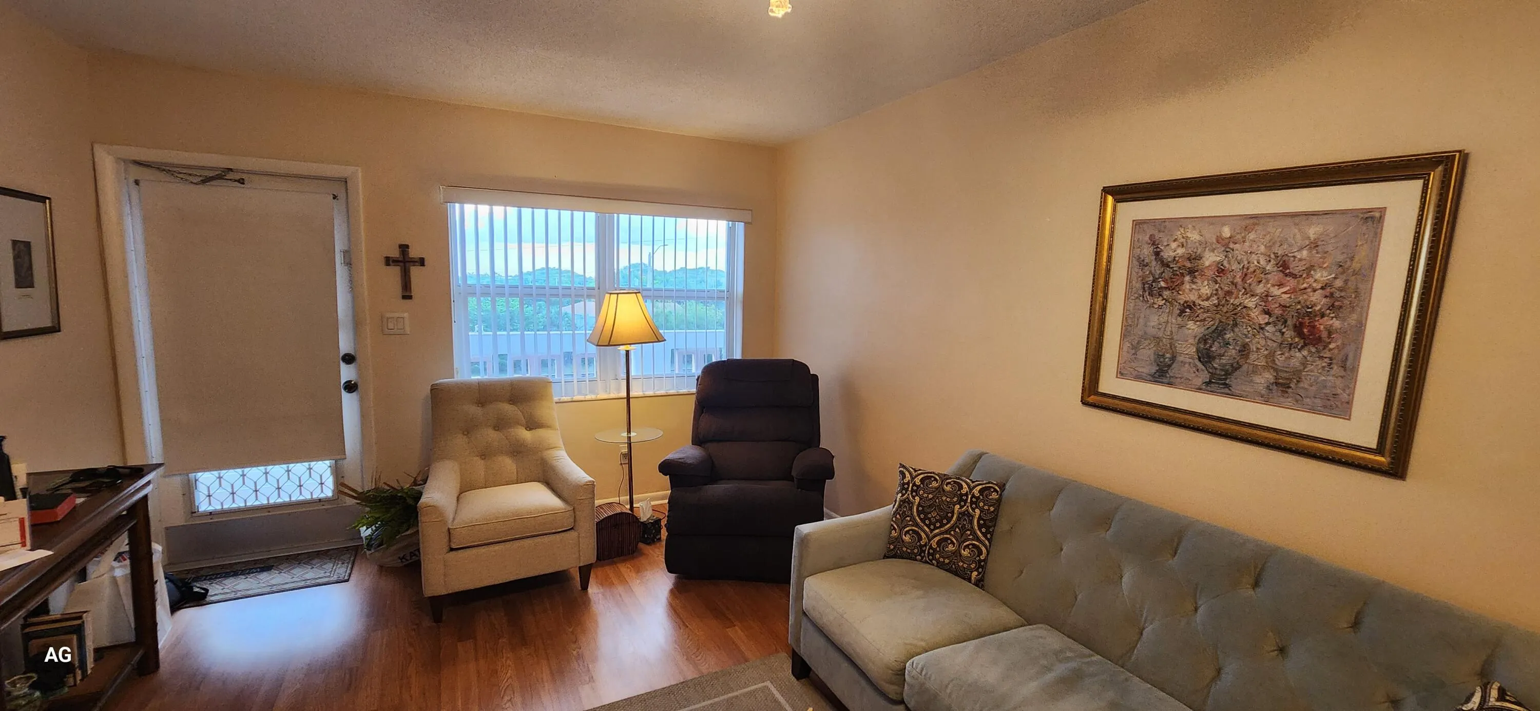 Living area front
