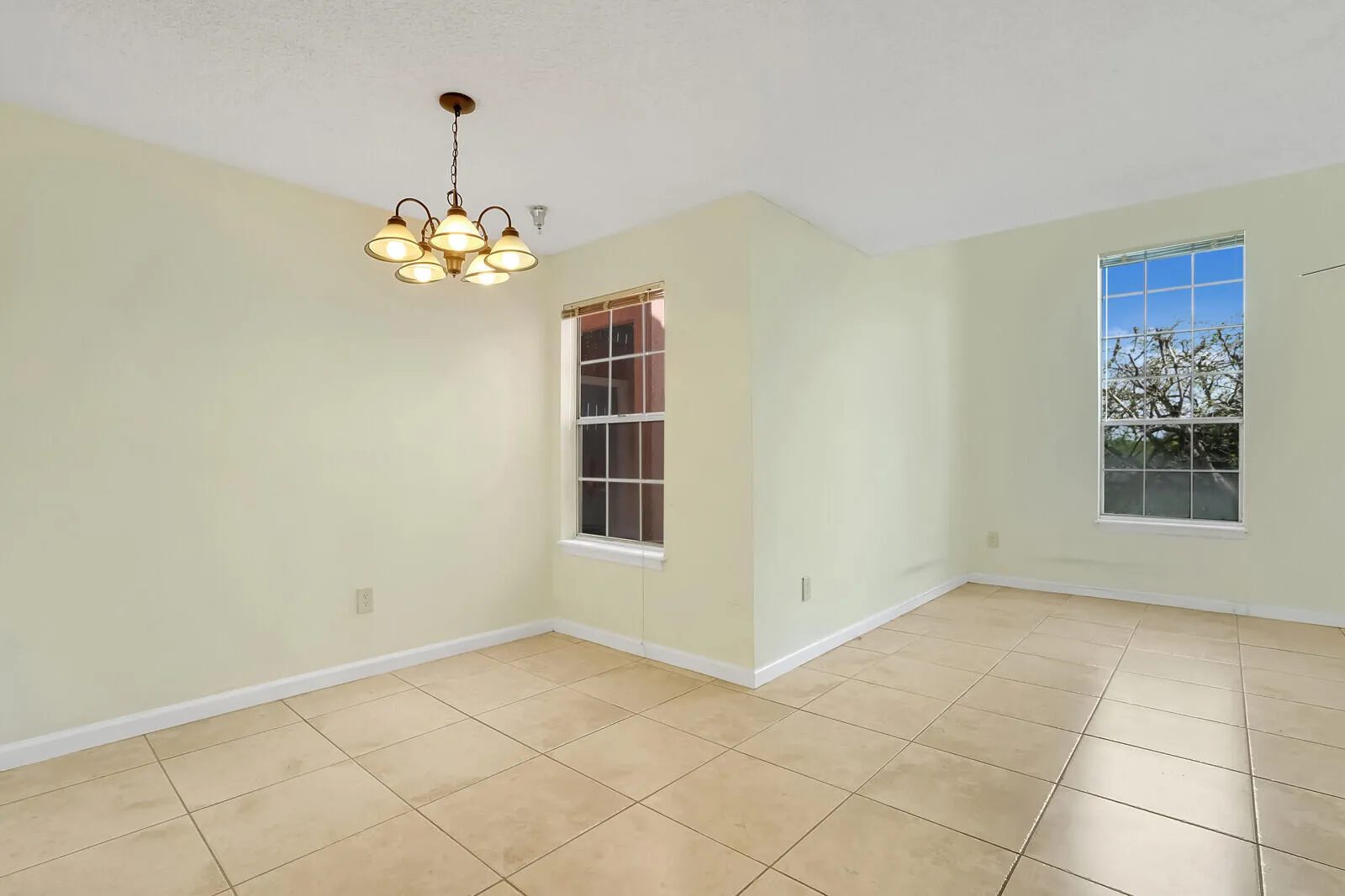 Living Room/Dining Area