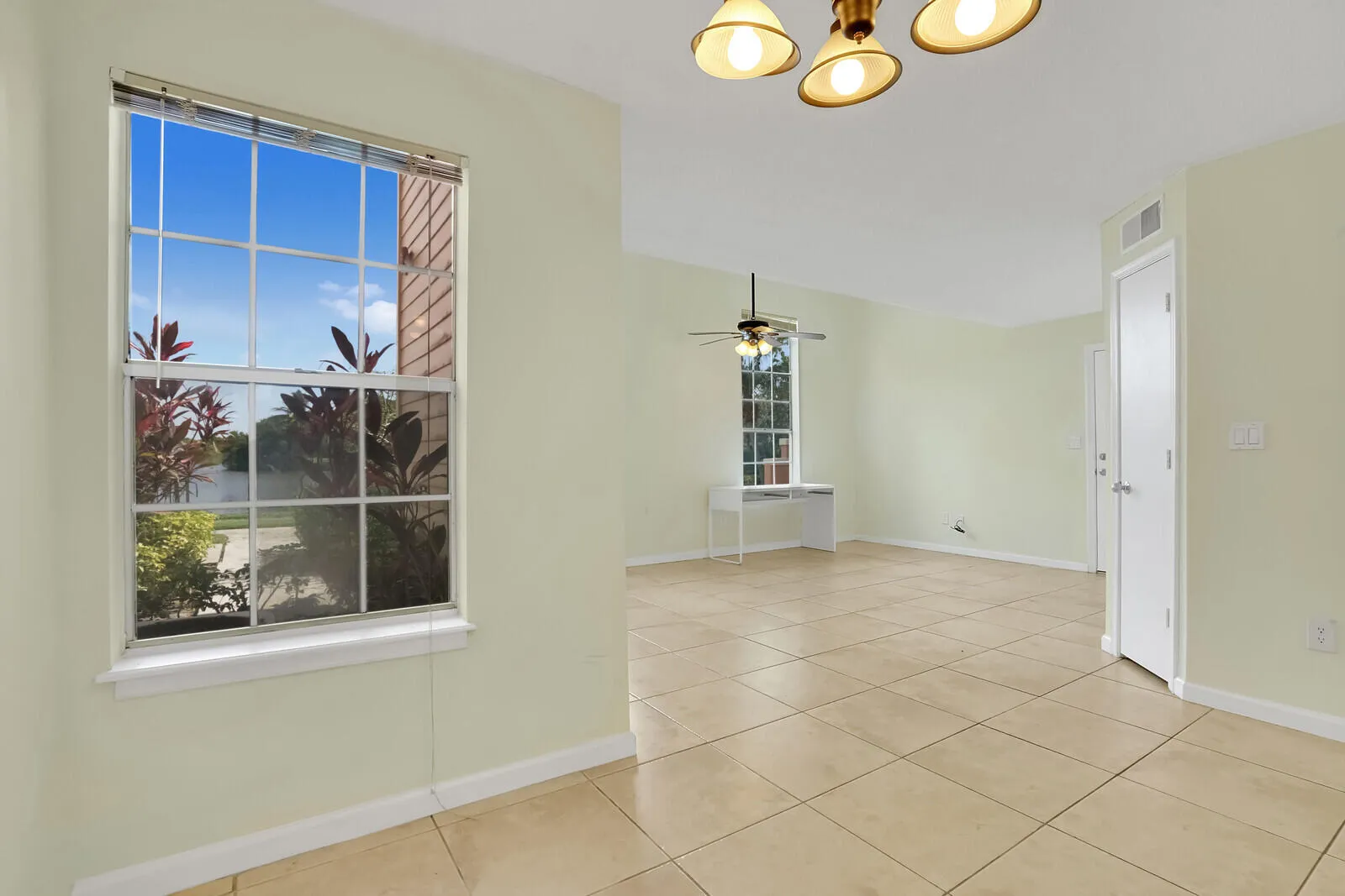 Living Room/Dining Area