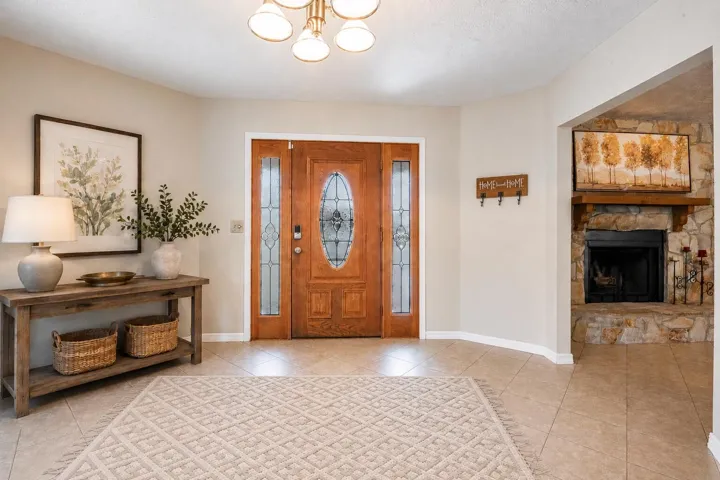 entryway1virtuallystaged