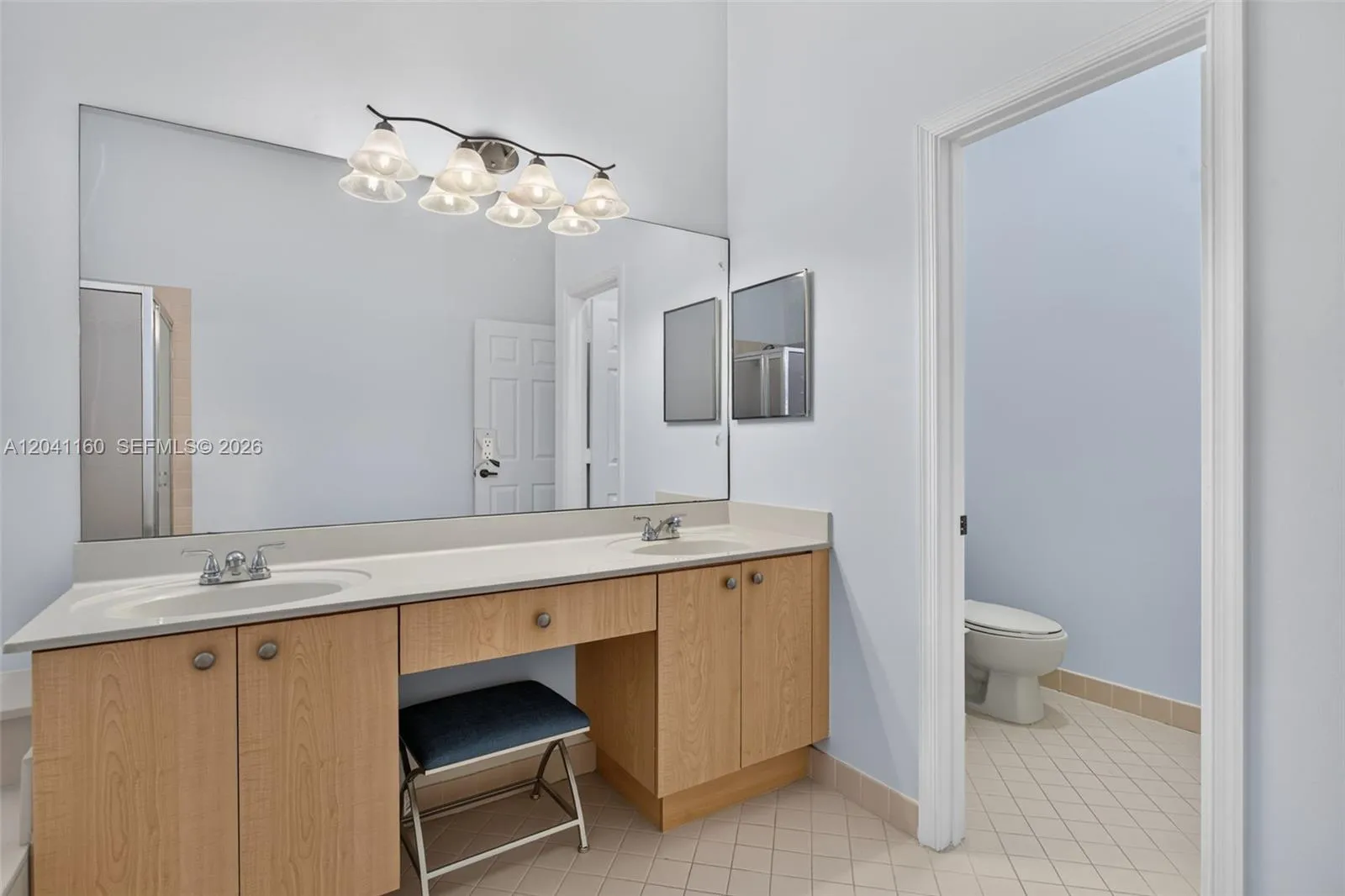 Large vanity counter.