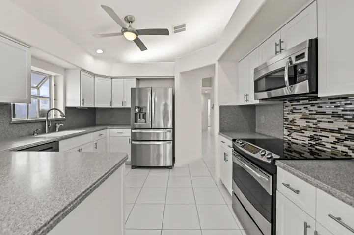 16 Kitchen 02