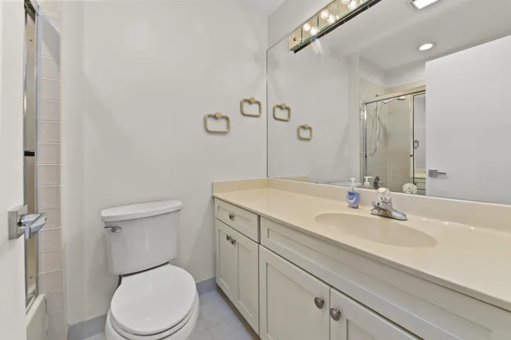 27 Bathroom 01