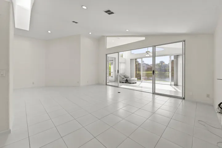 14 Family room 04