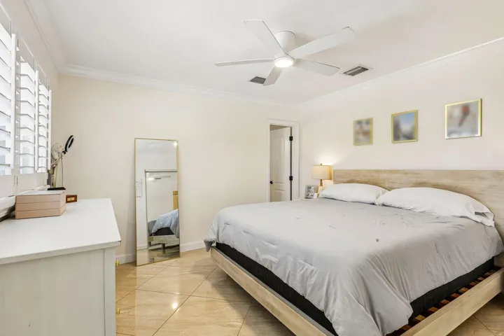 38-web-or-mls-SW 35th Ave-S3006-038