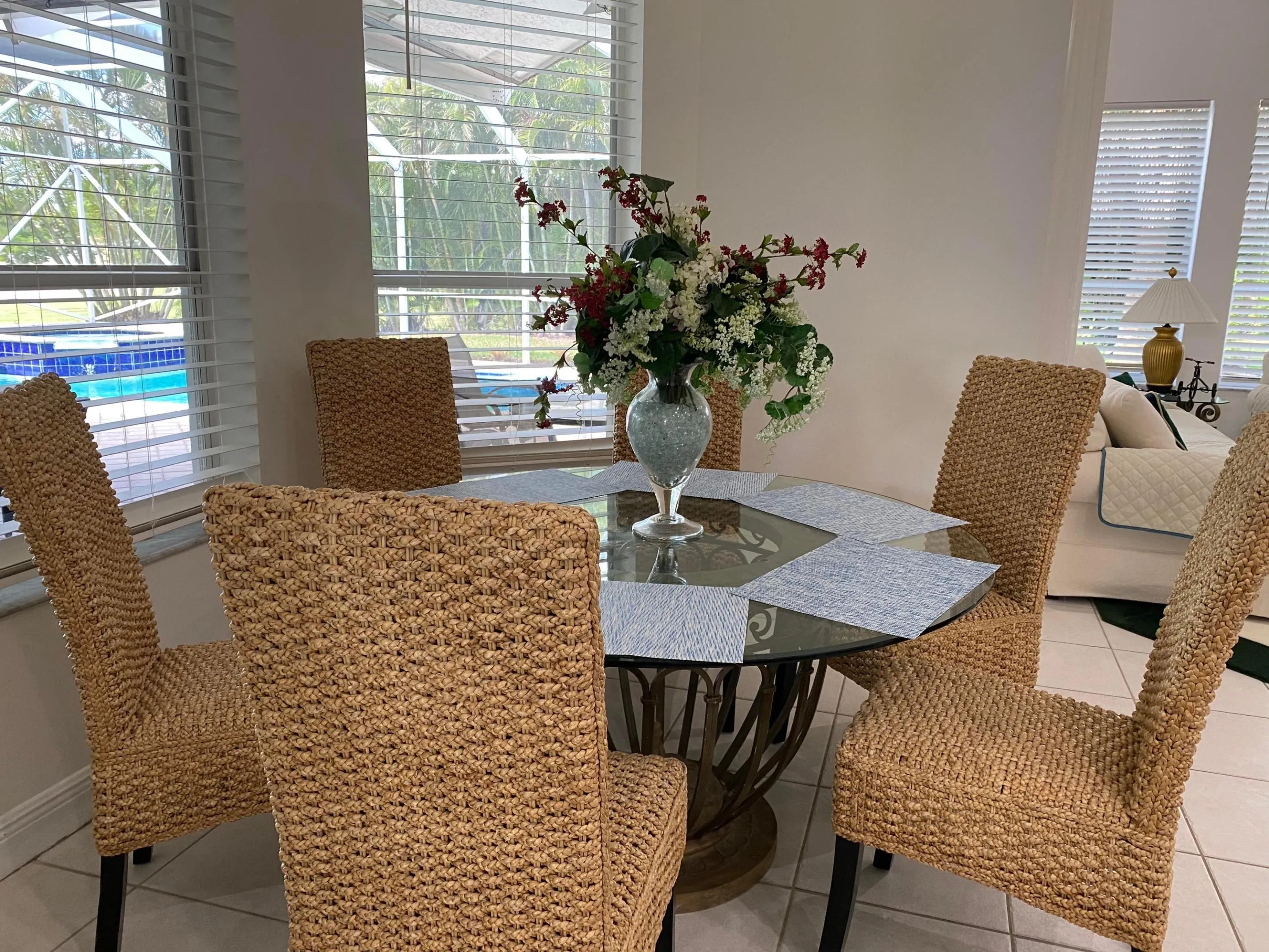 Breakfast nook - sits 6