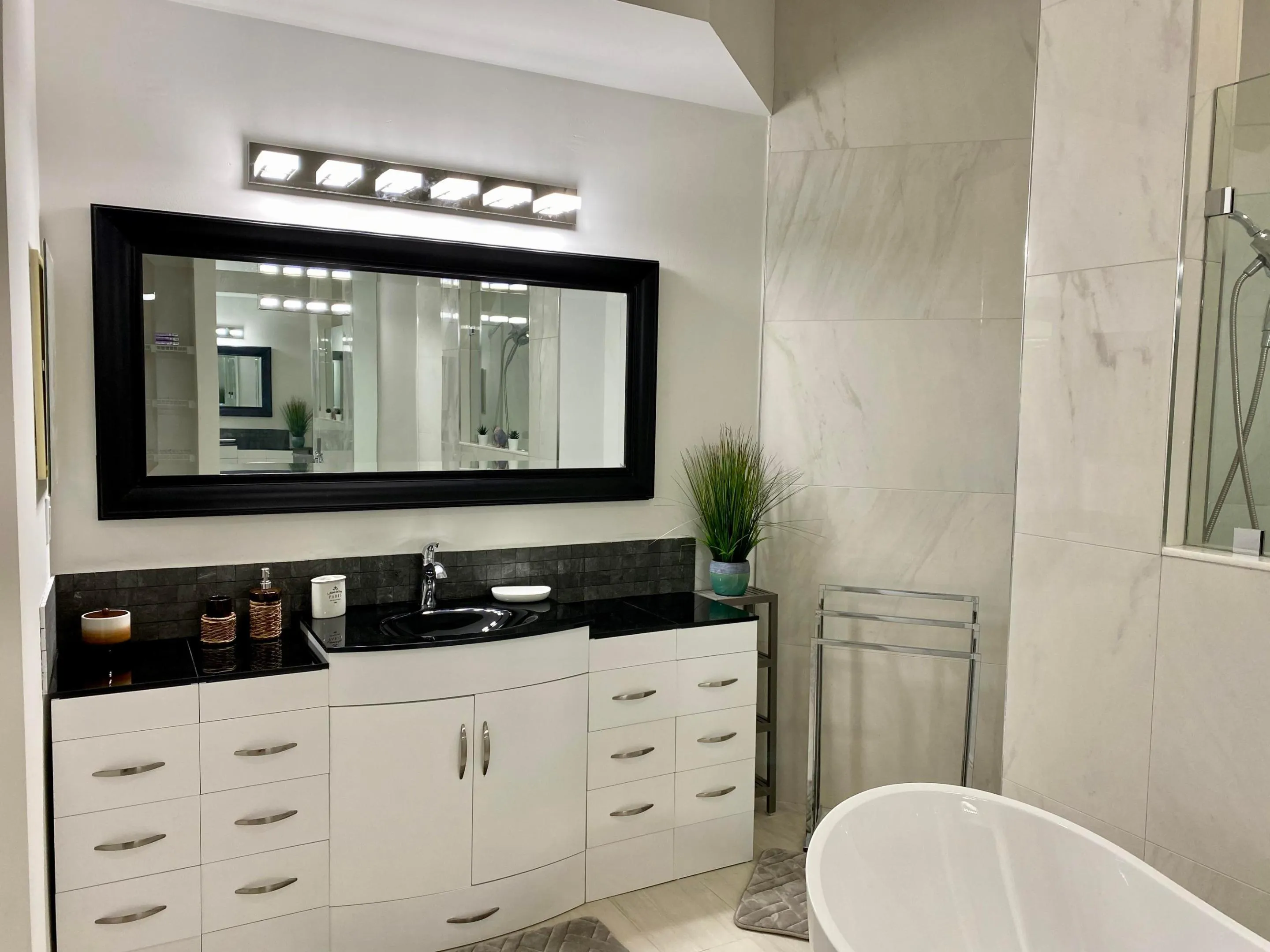 Main bathroom: left (hers)