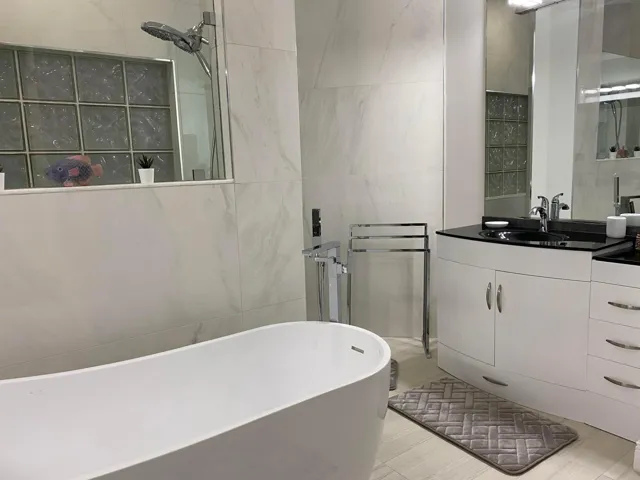 Main bathroom: right (his)