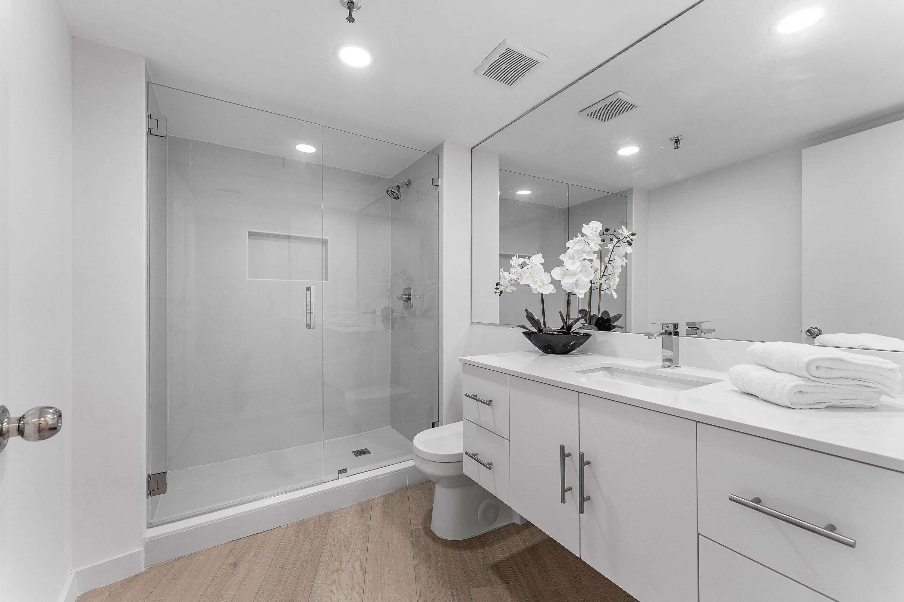 021 Guest bathroom