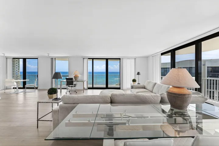 016 Great room (facing ocean, east)