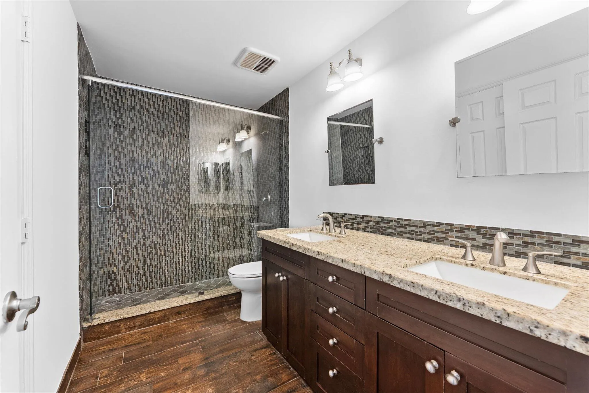 Upstairs 2nd Bathroom