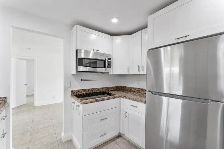 Bright Kitchen Newer Appliances