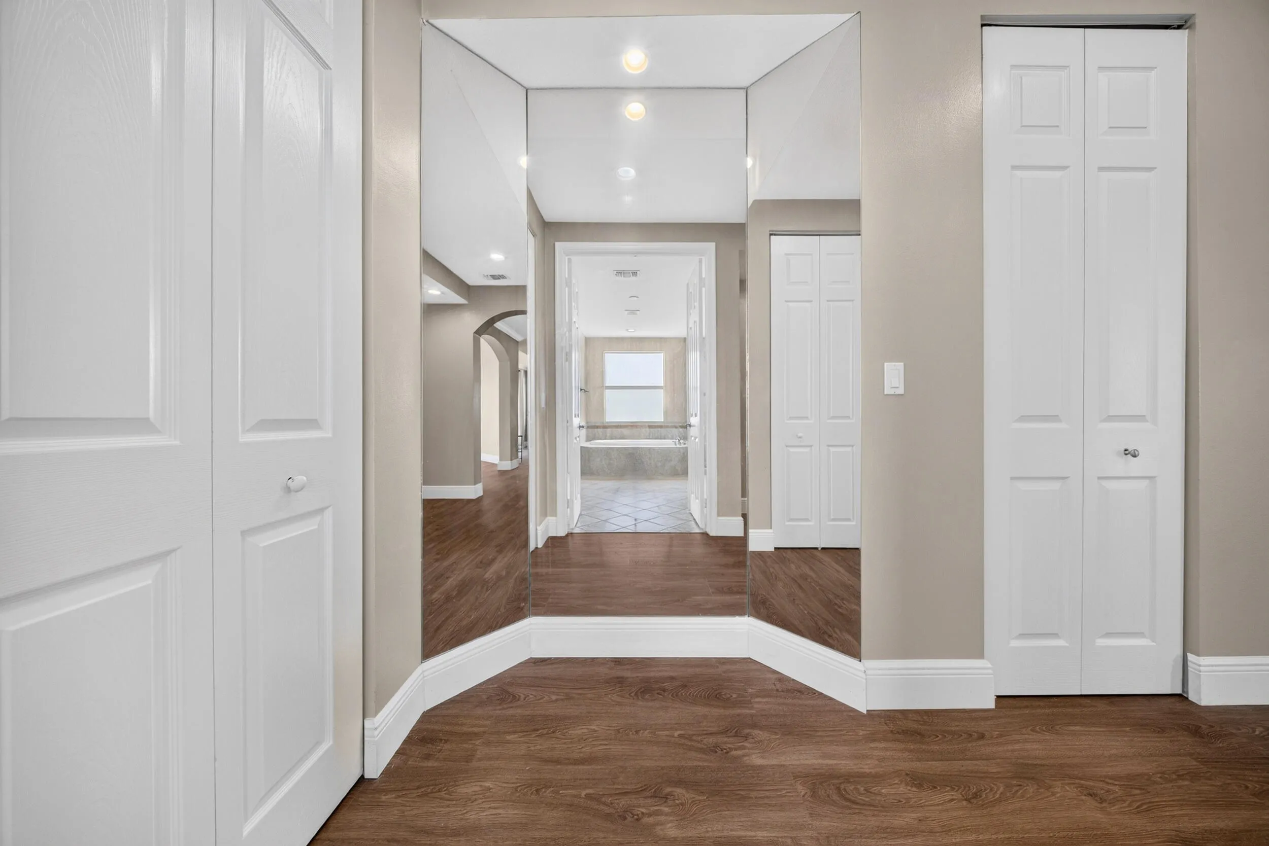 062_Primary_Suite_Hall_3