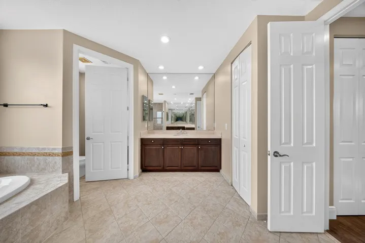 068_Primary_Bathroom_4