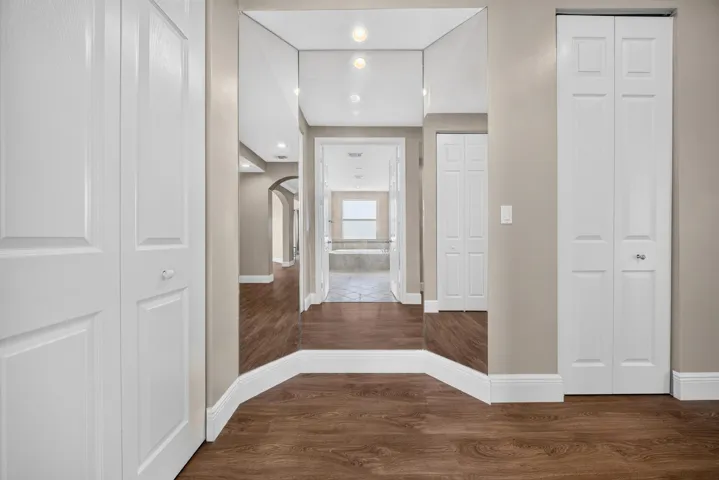 062_Primary_Suite_Hall_3