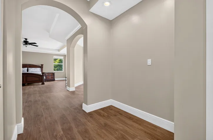 060_Primary_Suite_Hall
