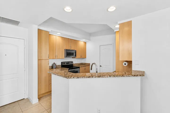 Kitchen Eat-In Bar