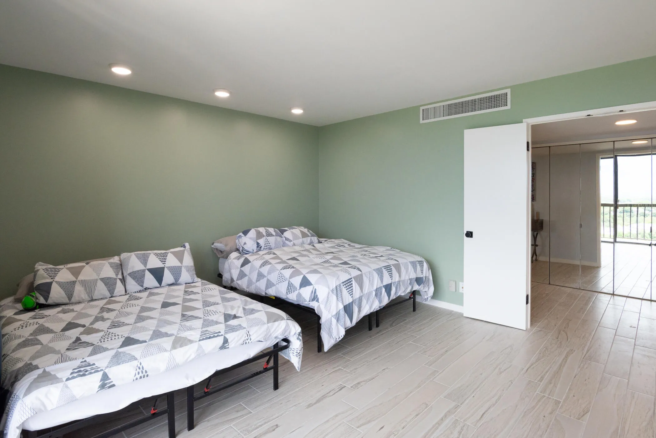 © Clark-2450 Presidential Way 1450-039