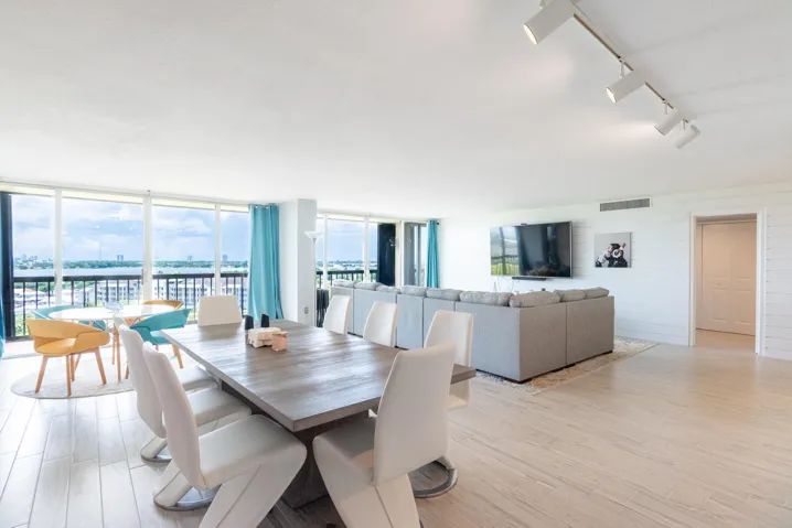 © Clark-2450 Presidential Way 1450-015