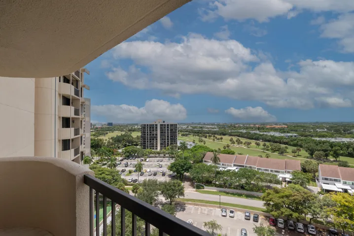 © Clark-2450 Presidential Way 1450-002