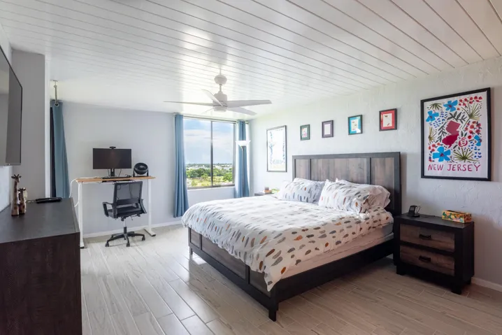 © Clark-2450 Presidential Way 1450-032