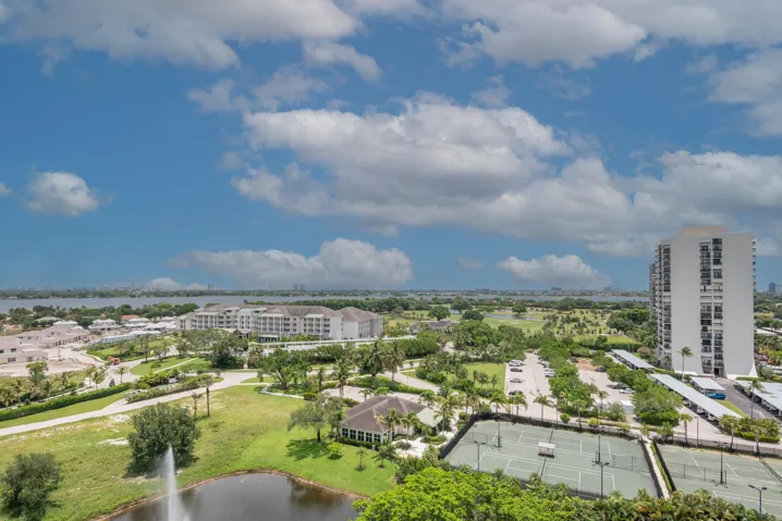 © Clark-2450 Presidential Way 1450-008
