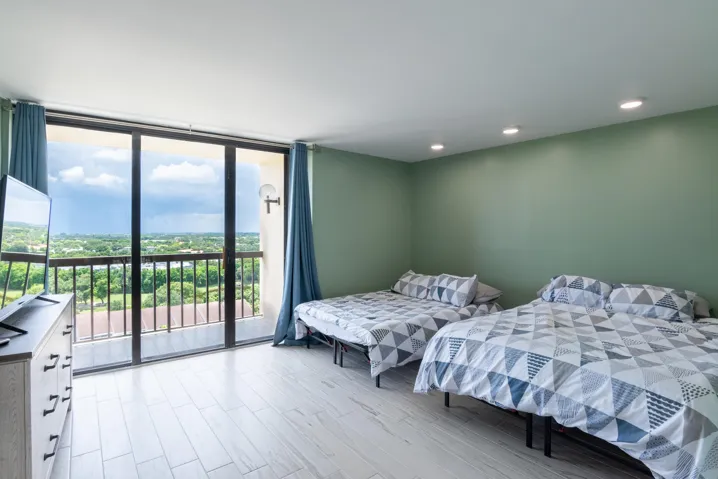 © Clark-2450 Presidential Way 1450-038