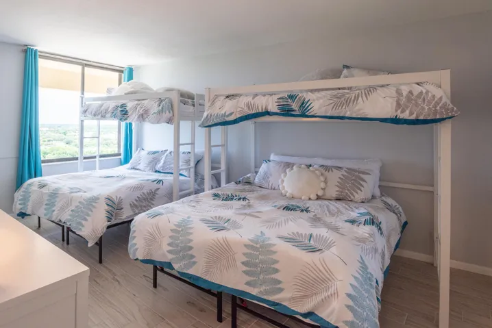 © Clark-2450 Presidential Way 1450-041