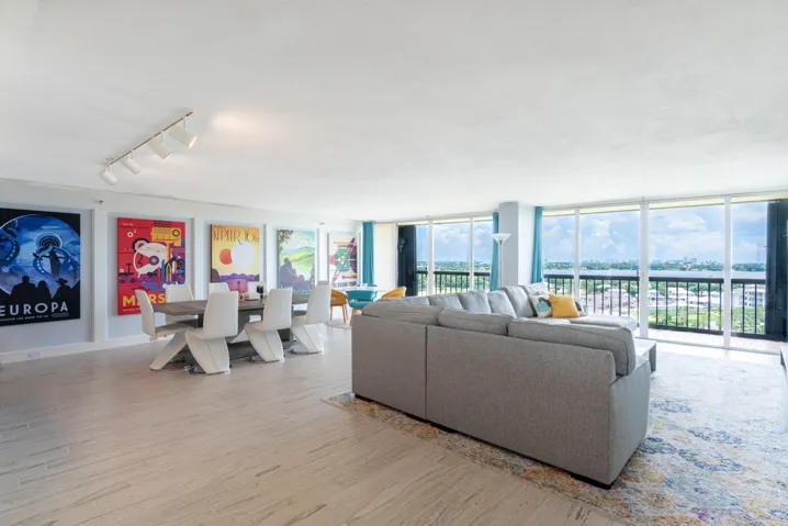 © Clark-2450 Presidential Way 1450-013