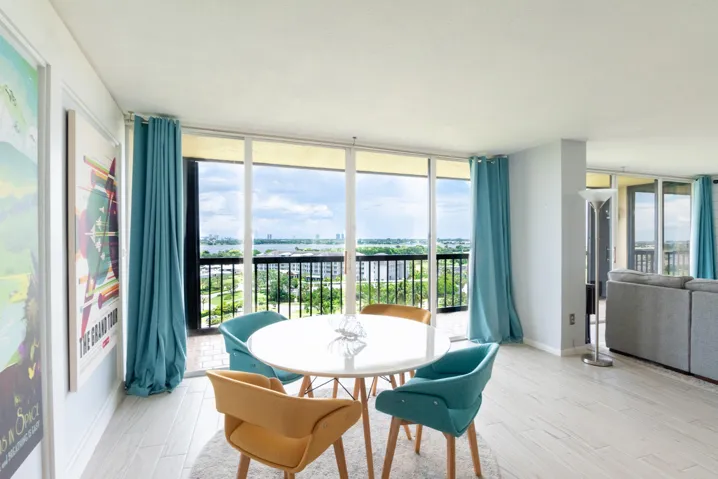 © Clark-2450 Presidential Way 1450-016