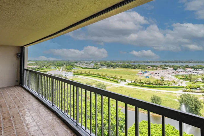 © Clark-2450 Presidential Way 1450-006