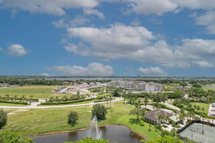 © Clark-2450 Presidential Way 1450-010