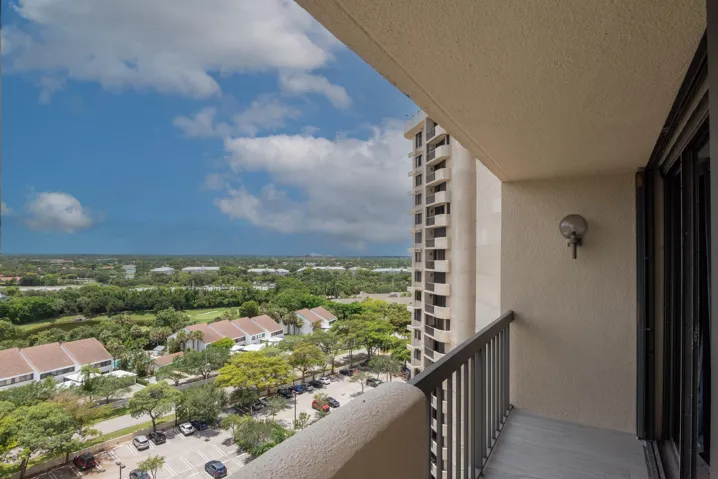 © Clark-2450 Presidential Way 1450-004